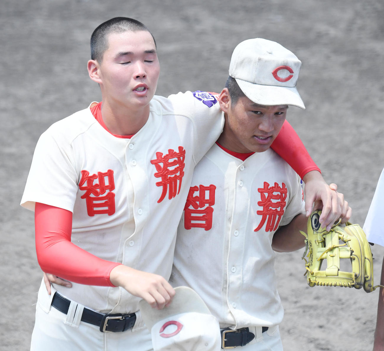 試合後、先発した小畠（左）の腕を抱え労う智弁学園・山下主将（撮影・滝沢美穂子）　