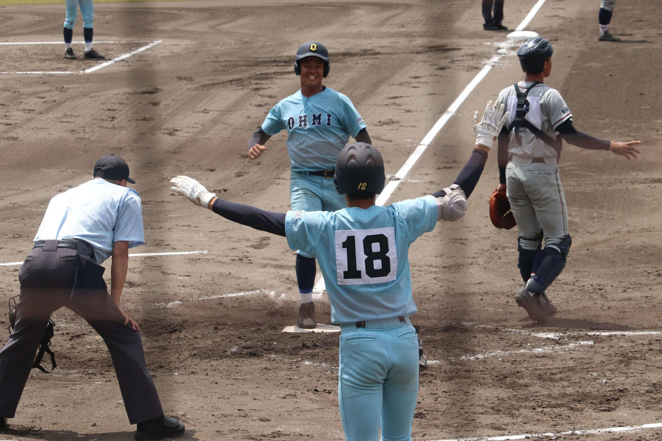 4回、先制の右越え適時打を放ち、自らも3点目のホームを踏む近江の5番・新野翔大（撮影・清水駿斗）
