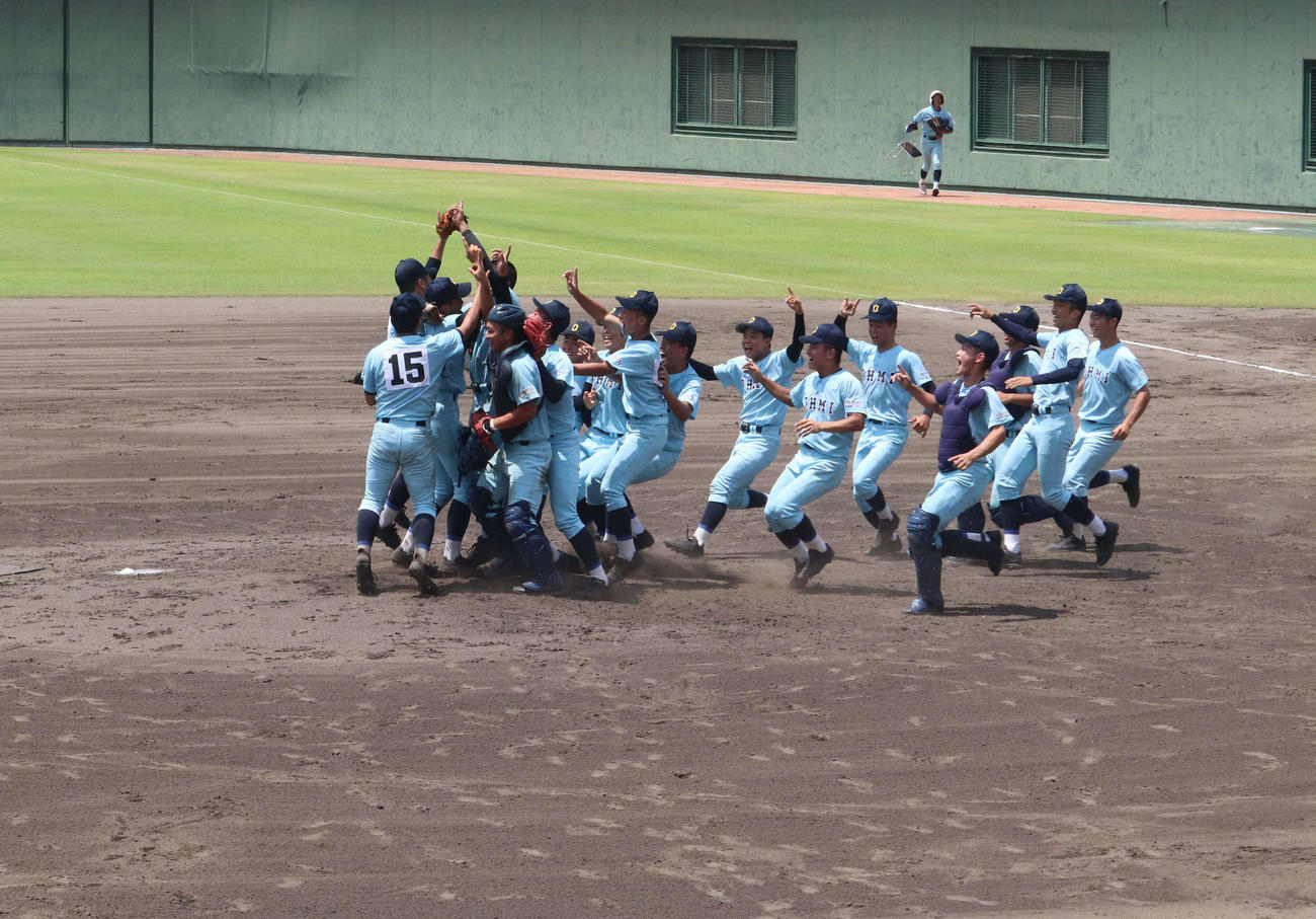 優勝しマウンドへ駆け寄る近江ナイン（撮影・清水駿斗）