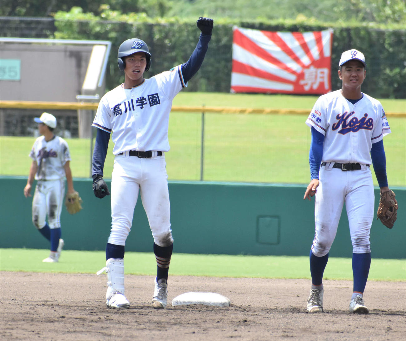 高川学園対宇部鴻城　6回に2点適時二塁打を放った高川学園・河野は、ベンチへガッツポーズ（撮影・只松憲）