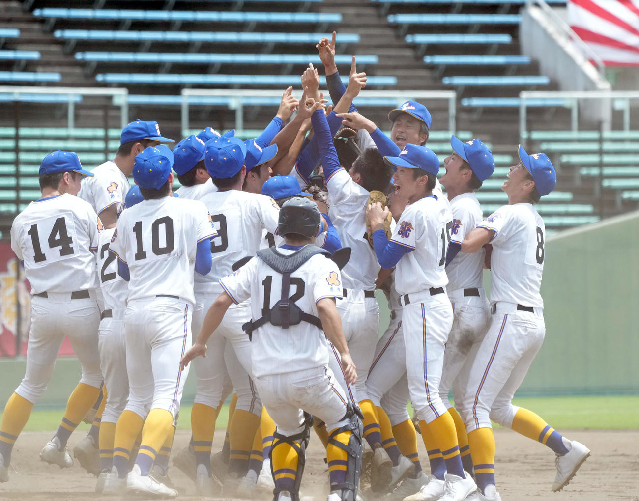 岐阜大会決勝　県岐阜商対市岐阜商　試合終了、優勝し喜ぶ県岐阜商ナイン（撮影・森本幸一）
