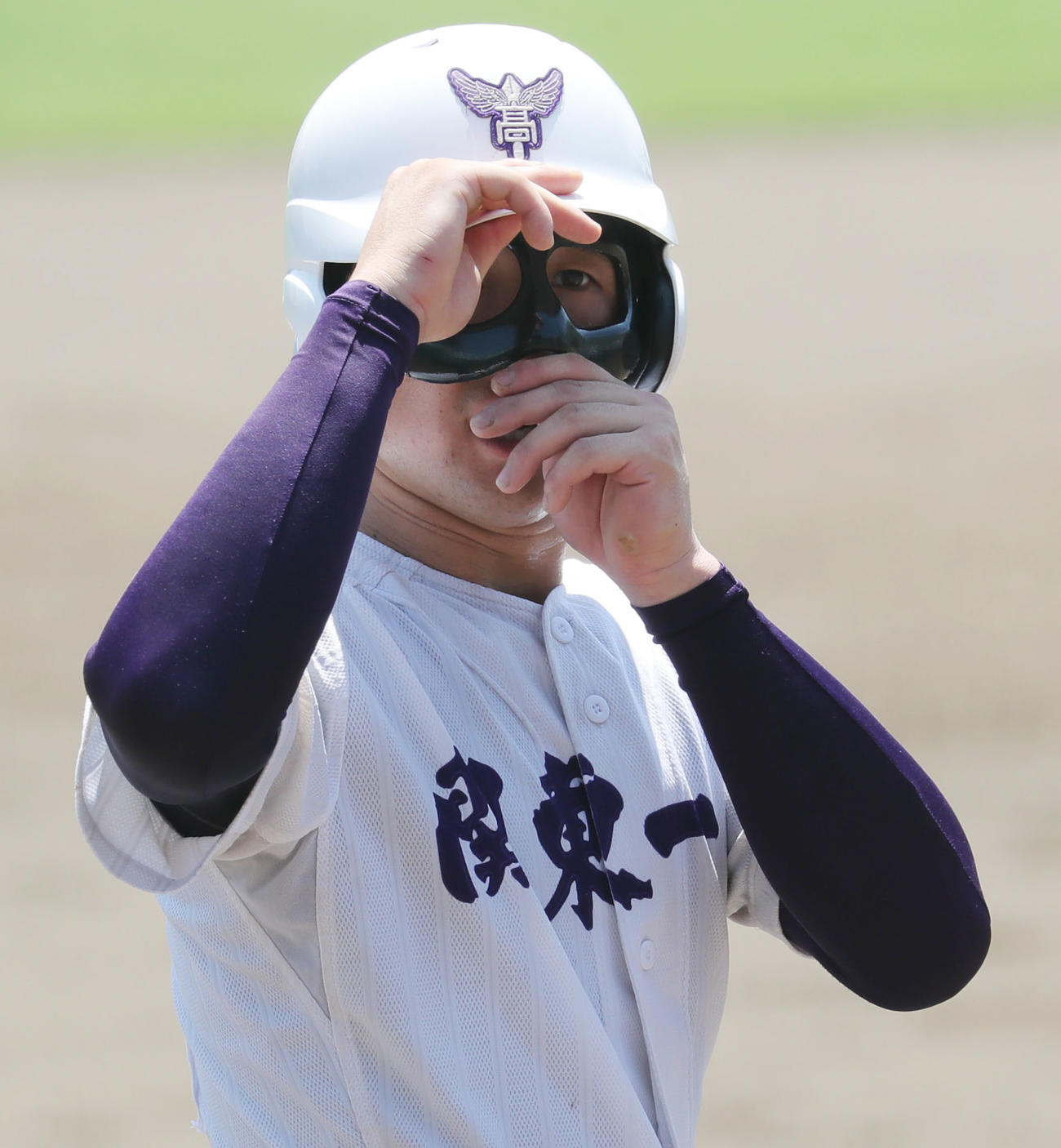 芝対関東第一　5回裏、塁上でフェースガードを触る石見（撮影・垰建太）