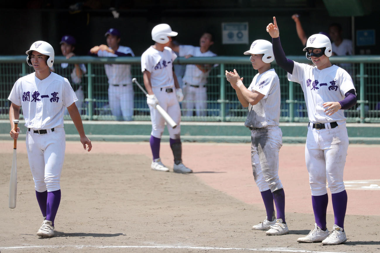 芝対関東第一　5回裏関東第一1死二、三塁、滝川の適時三塁打で生還し喜ぶ石見（右）らナイン（撮影・垰建太）