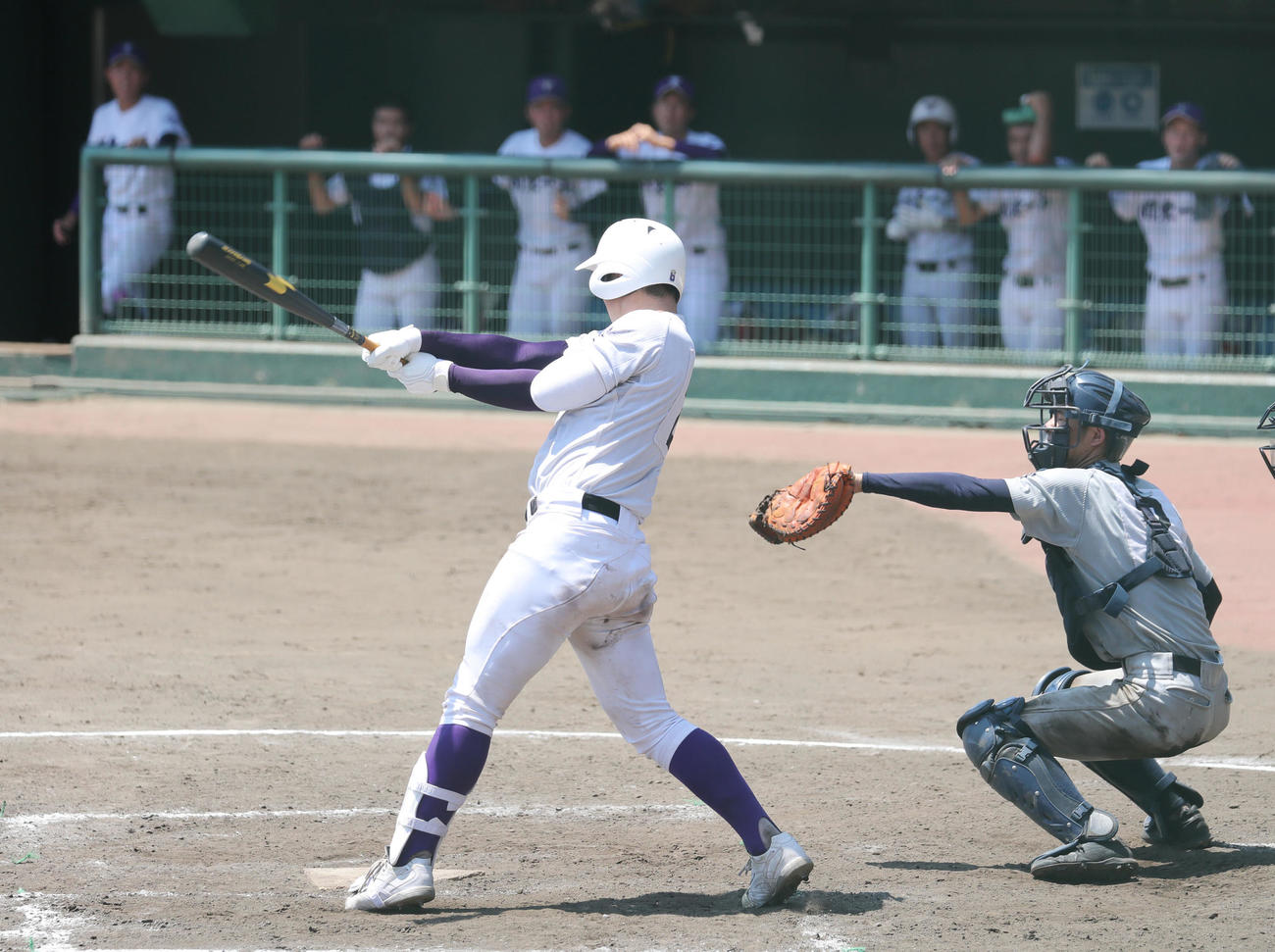 芝対関東第一　5回裏関東第一1死一、二塁、右に適時打を放つ石見（撮影・垰建太）