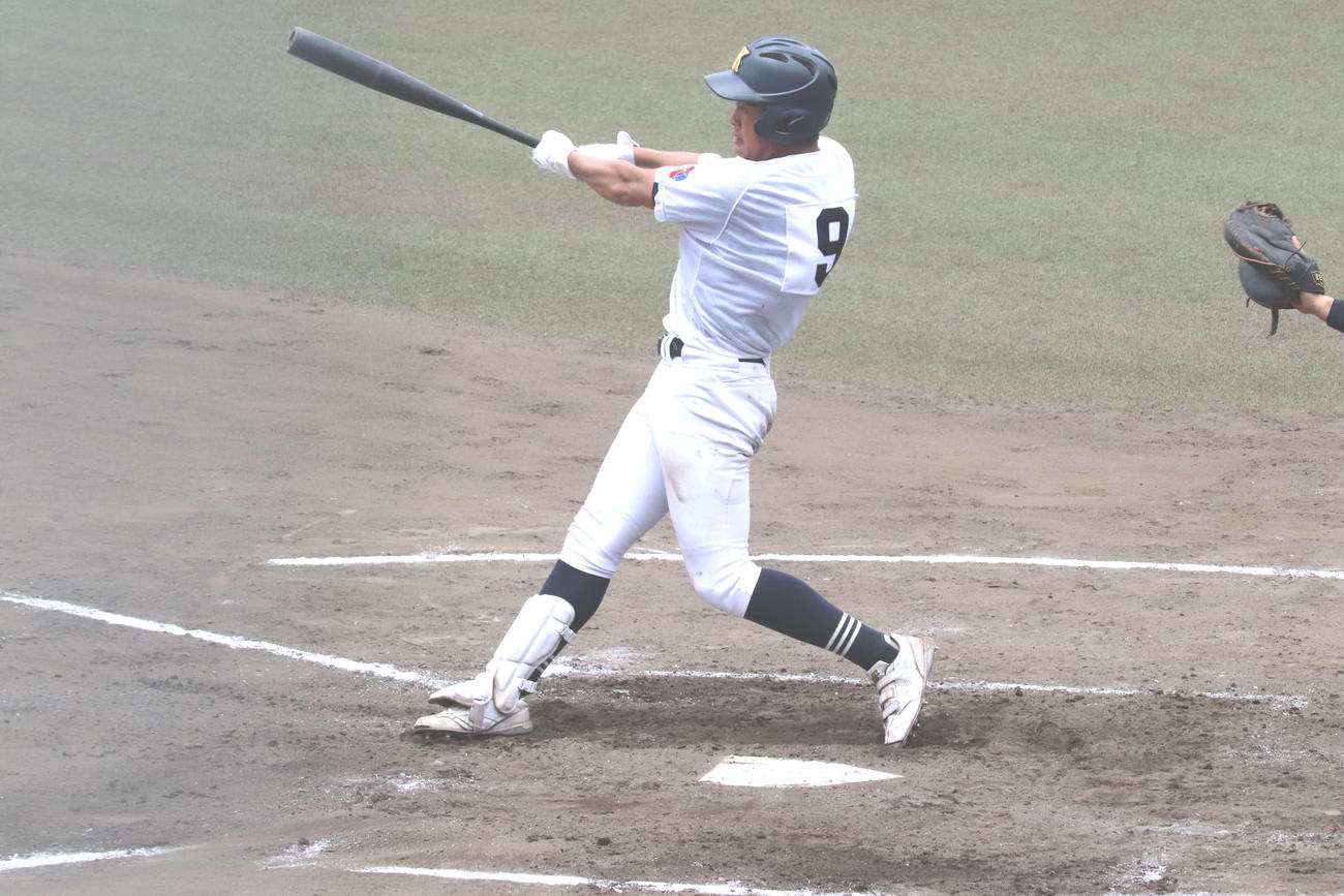 7回に勝ち越しの中前適時打を放つ享栄・彦坂藍斗外野手（撮影・山崎健太）