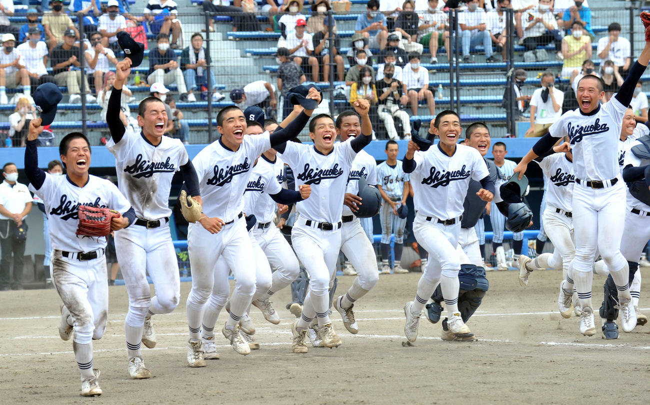 2年ぶり26度目の甲子園出場を決め、応援席へ駆けだす静岡高の選手たち（2021年7月28日撮影）
