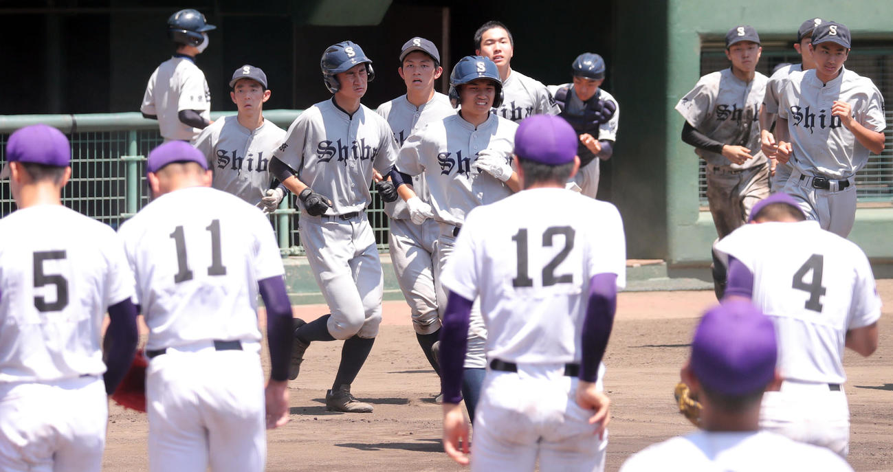 関東第一に敗れ悔しげな表情を浮かべながら整列に向かう尾藤（後方左から4人目）ら芝ナイン（撮影・垰建太）