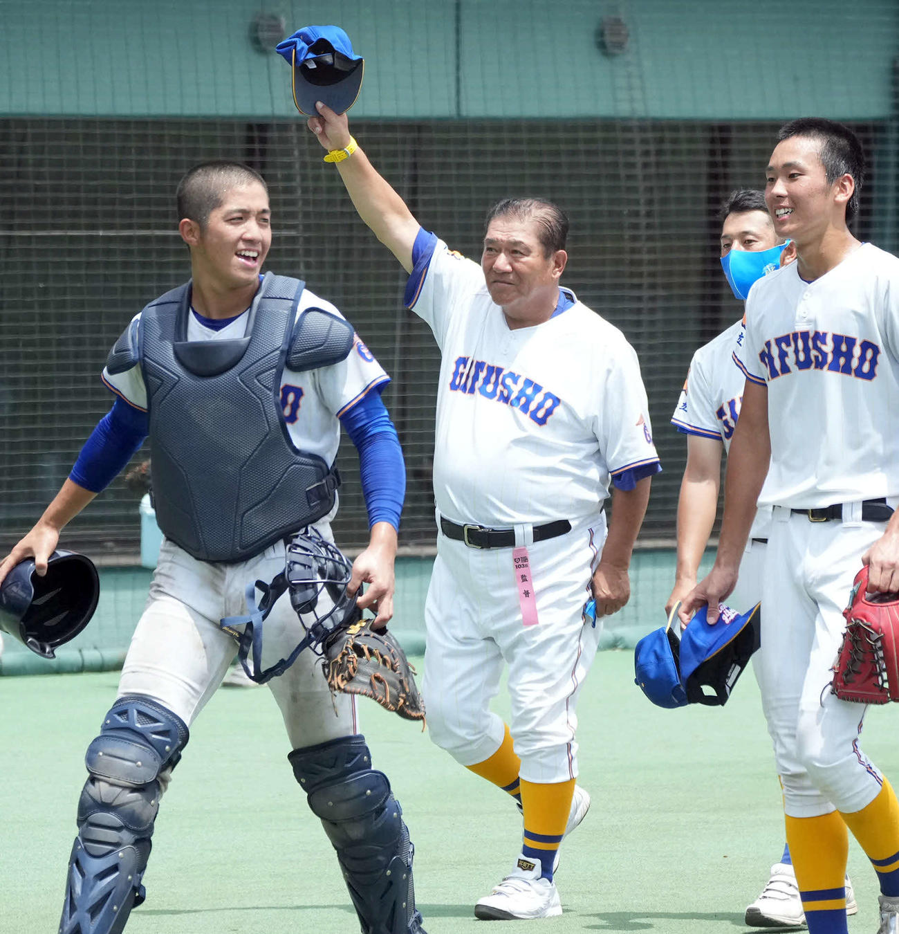 スタンドの関係者に手を振る県岐阜商・鍛治舎監督（中央）（撮影・森本幸一）