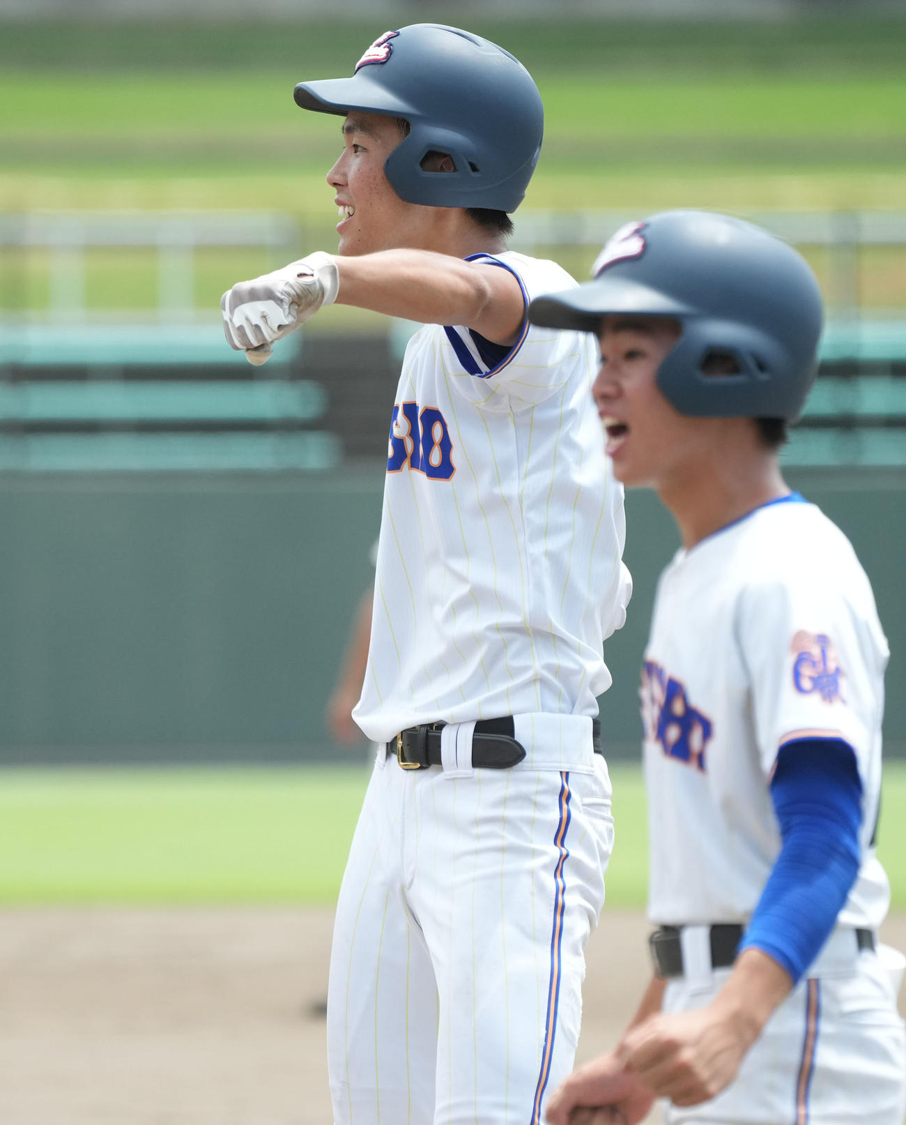 市岐阜商対県岐阜商　8回裏県岐阜商2死二、三塁、左前2点適時打を放ちガッツポーズをする中西（左）（撮影・森本幸一）