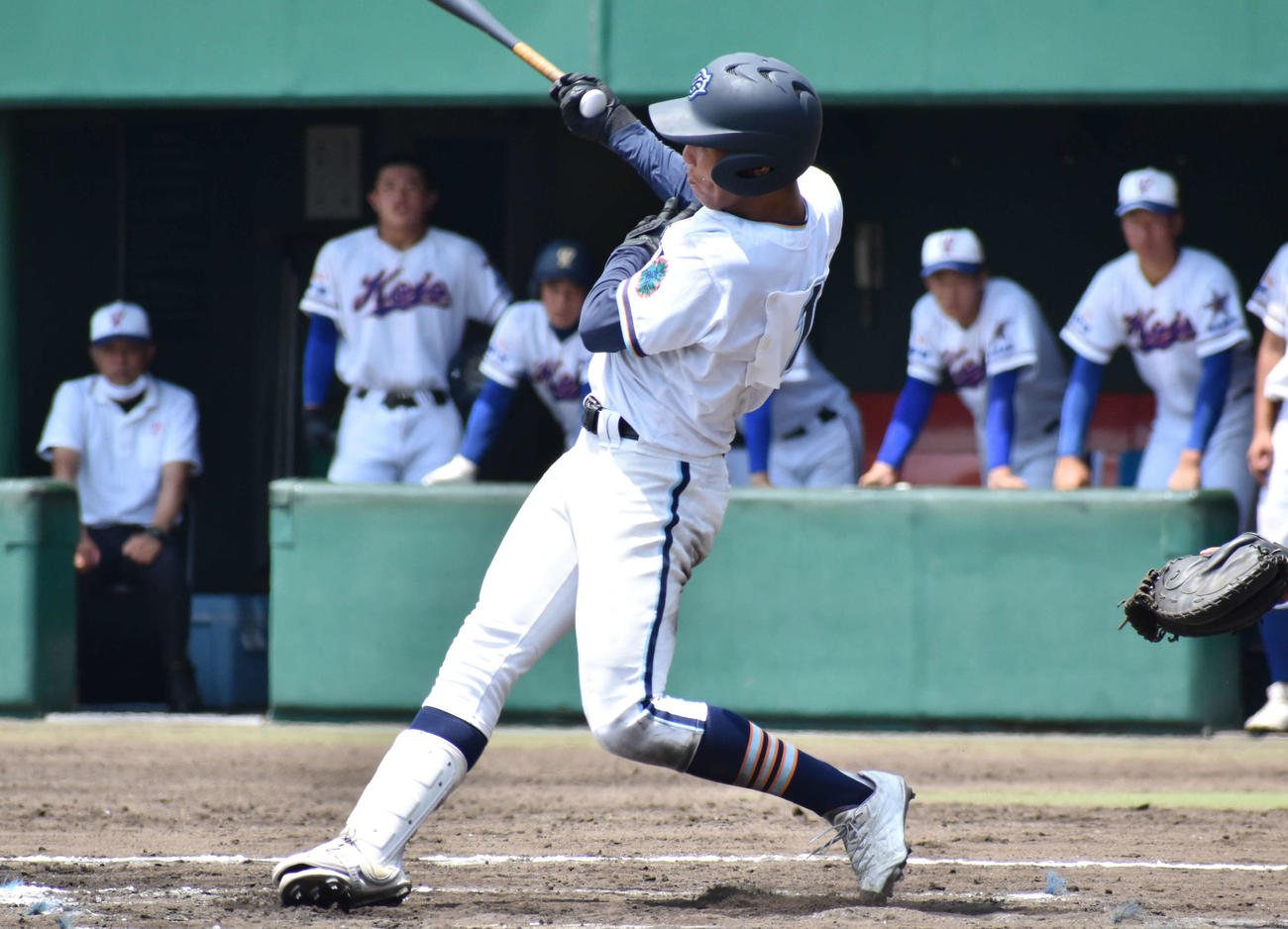 高川学園対宇部鴻城　6回に右手1本で右翼線への2点適時二塁打を放つ高川学園・河野（撮影・只松憲）