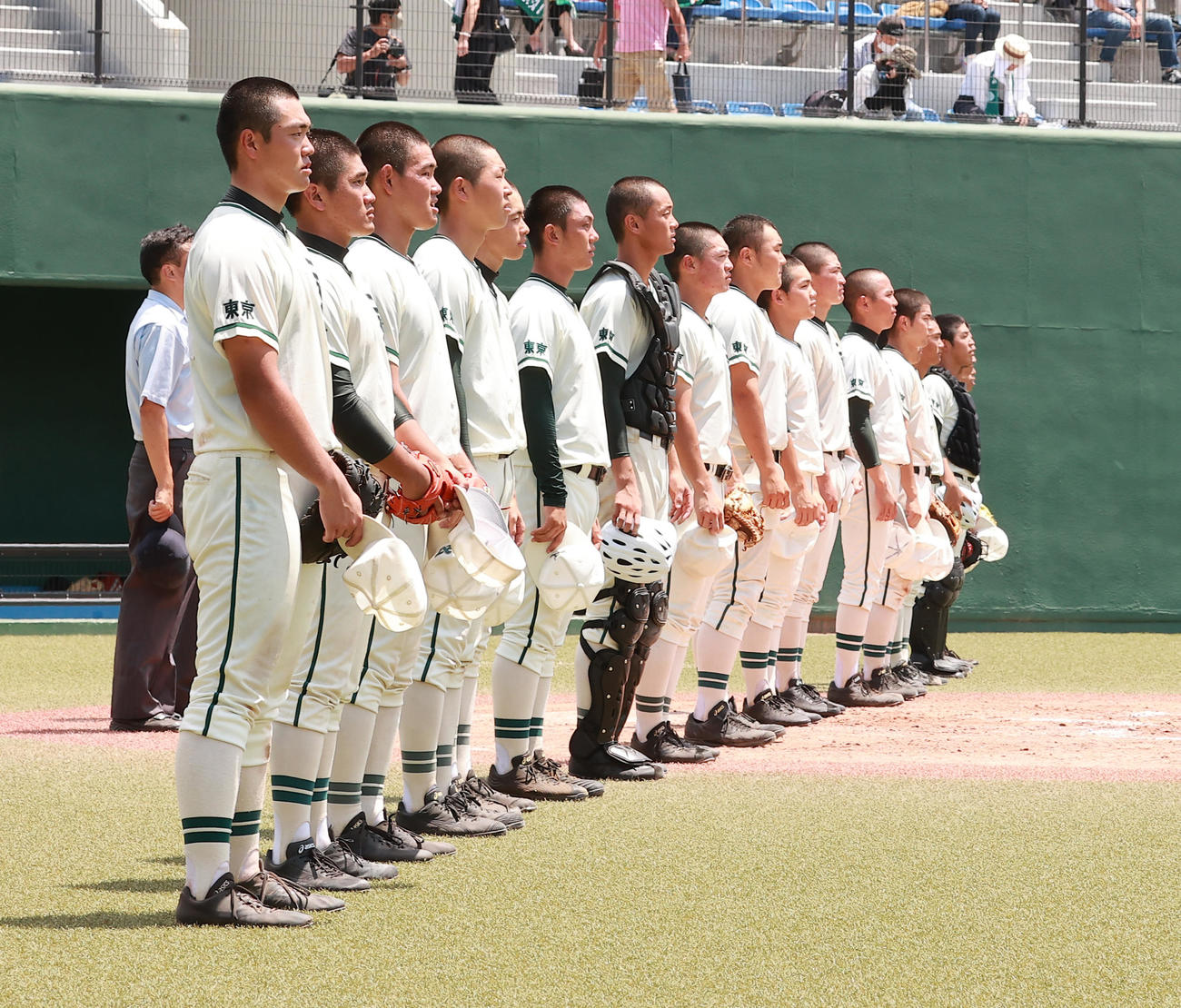 淑徳対二松学舎大付　準決勝進出を決め、校歌を聞く二松学舎大付の選手たち（撮影・野上伸悟）