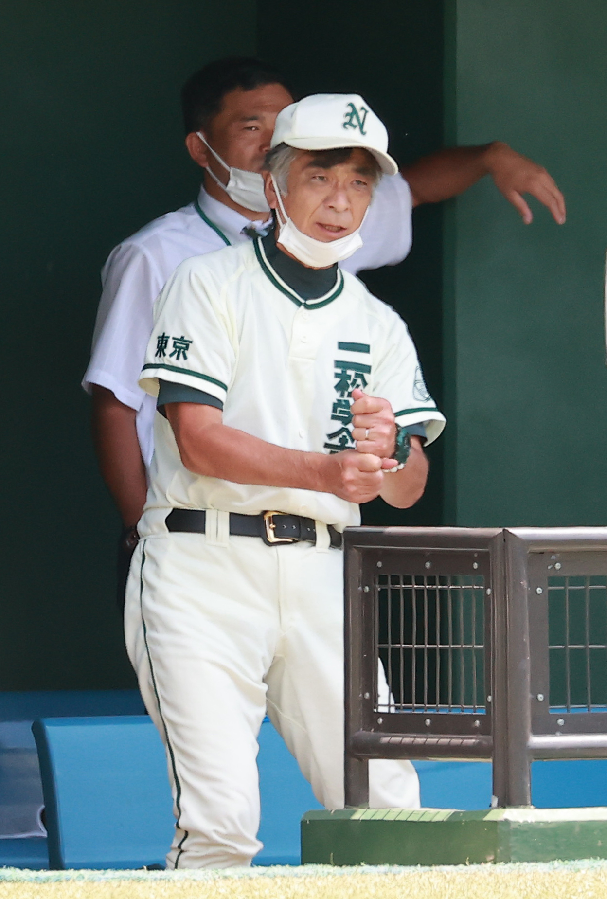 淑徳対二松学舎大付　選手に指示を出す二松学舎大付・市原監督（撮影・野上伸悟）