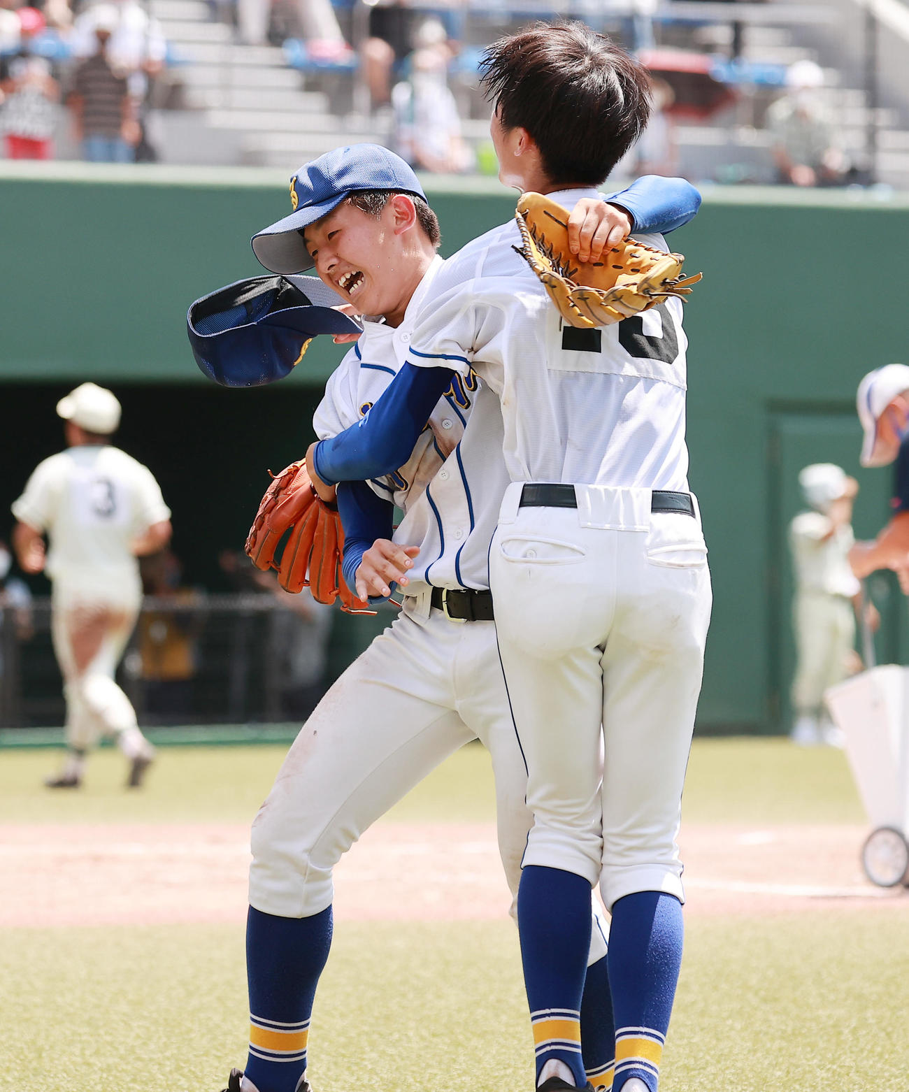 淑徳対二松学舎大付　5回裏二松学舎大付2死二、三塁、抜ければコールド負けとなる場面で、瀬谷の左飛を好捕し喜ぶ伊神（撮影・野上伸悟）