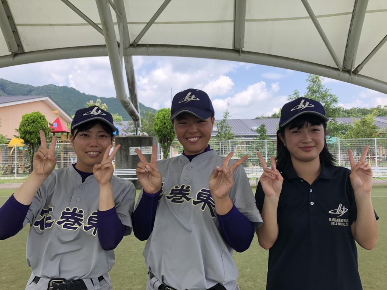 花巻東女子硬式野球部の3年生ら左から田口、河野、和田マネジャー（提供・花巻東高校女子硬式野球部）