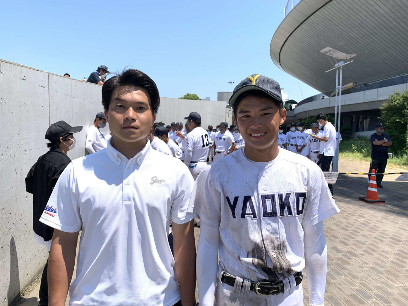 八尾の嶋崎主将（右）と椎葉前主将