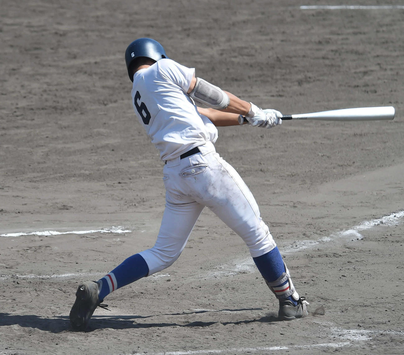 清教学園対履正社　7回裏履正社2死二塁、右翼線へ決勝の適時二塁打を放つ光弘