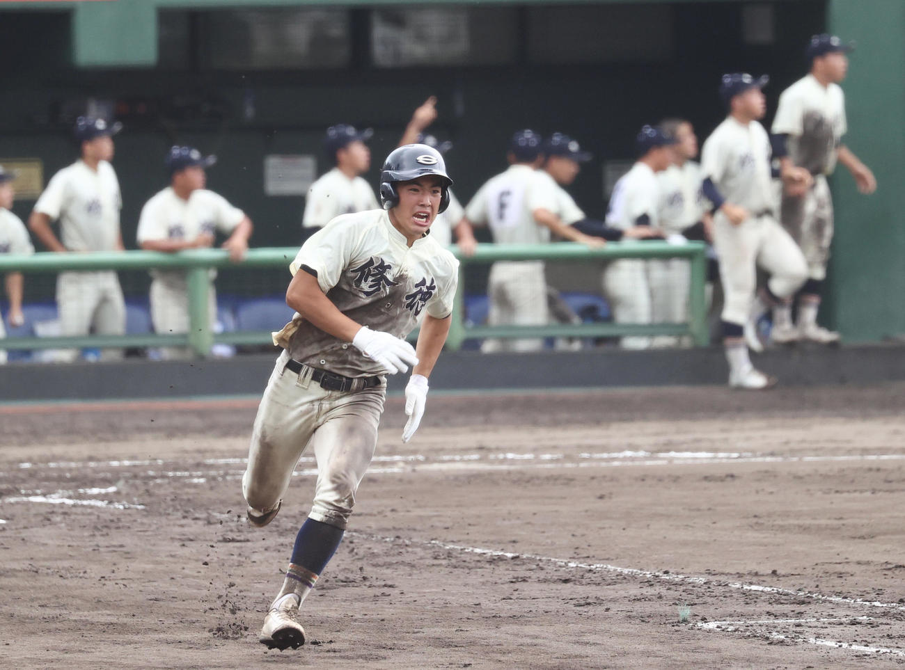 小山台対修徳　延長10回裏修徳2死満塁、サヨナラ満塁本塁打を放ち込み上げる感情を抑えながら走る佐藤（撮影・垰建太）