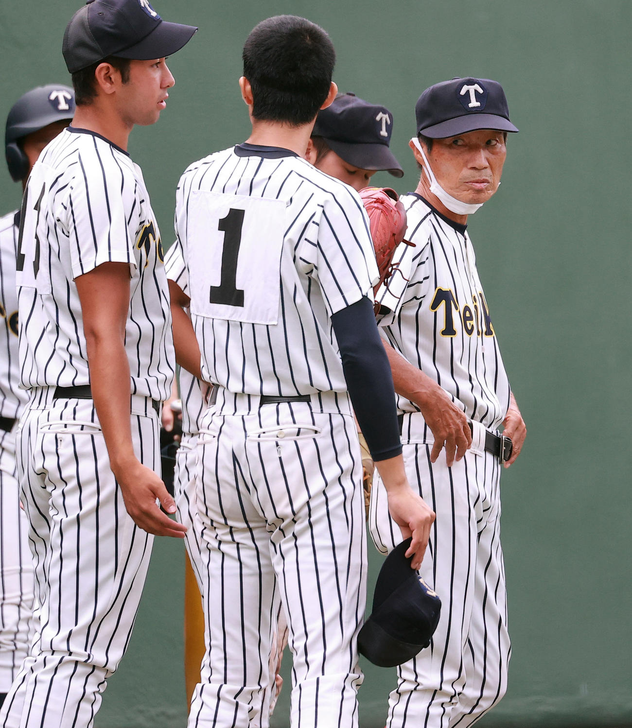 東亜学園対帝京　5回表東亜学園に1点を許し、ベンチに戻る安川（手前）に厳しい表情で声をかける前田監督（撮影・浅見桂子）