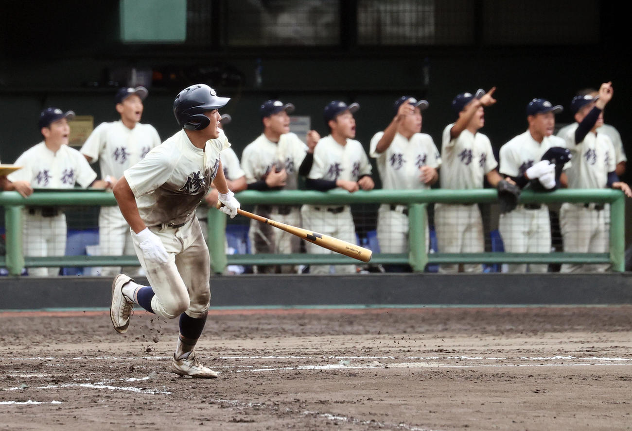 小山台対修徳　延長10回裏修徳2死満塁、サヨナラ満塁本塁打を放つ佐藤（撮影・垰建太）
