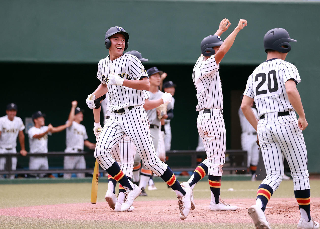 東亜学園対帝京　4回裏帝京1死満塁、小島の2点適時二塁打で、笑顔で生還する川本（中央）（撮影・浅見桂子）