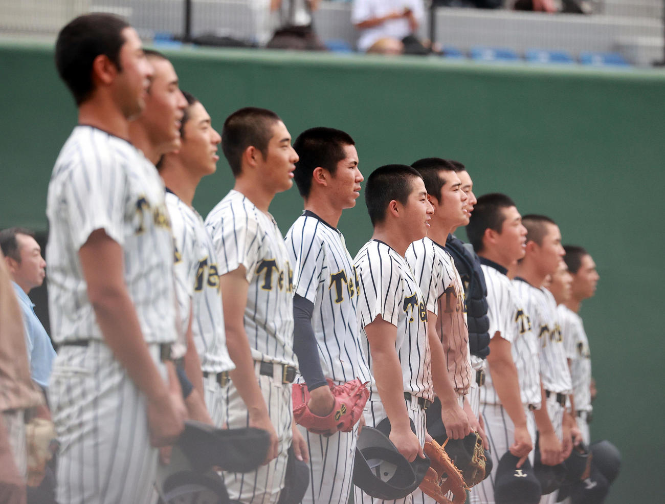 東亜学園対帝京　準決勝進出を決めた帝京ナインは校歌斉唱（撮影・浅見桂子）