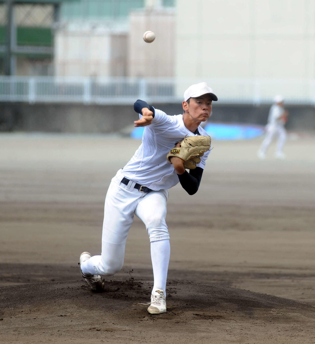 シートノックで投球する静岡の高須
