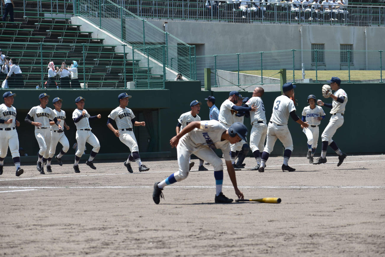 市立呉対祇園北　勝利の瞬間に喜びを分かち合う祇園北ナイン（撮影・古財稜明）