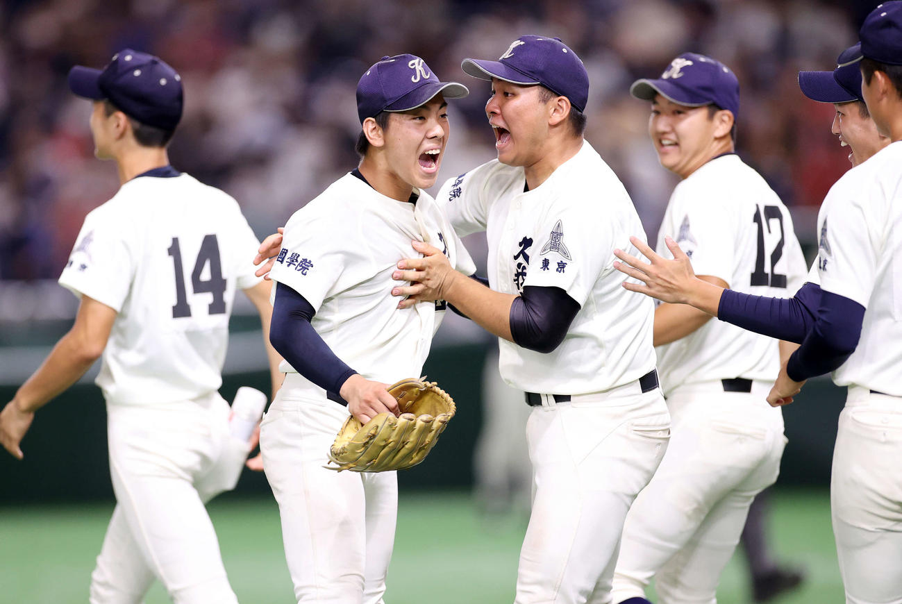 日大三対国学院久我山　勝利し雄たけびを上げ喜ぶ国学院久我山・高橋（左から2人目）（撮影・鈴木正人）