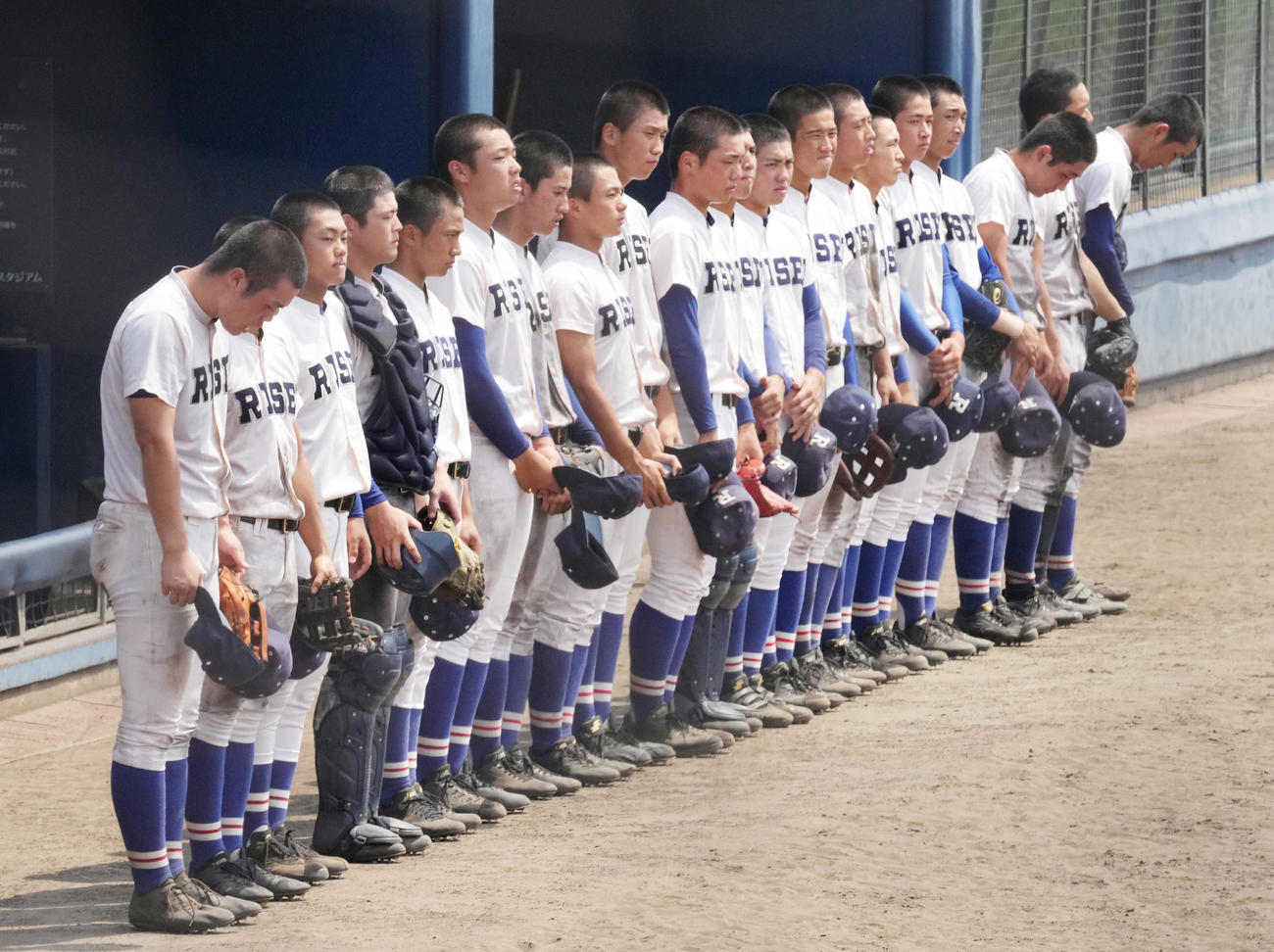 大阪大会準決勝　履正社対興国　14回裏興国1死満塁、サヨナラ負けで準決勝敗退となる履正社ナイン（撮影・清水貴仁）
