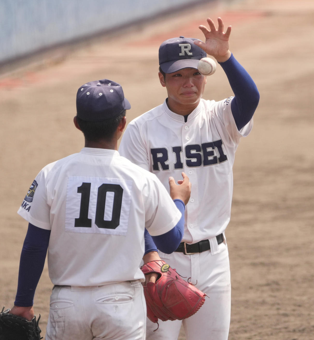 大阪大会準決勝　履正社対興国　14回裏興国1死満塁、サヨナラ負け涙を流す履正社・渡辺純太投手（右）（撮影・清水貴仁）