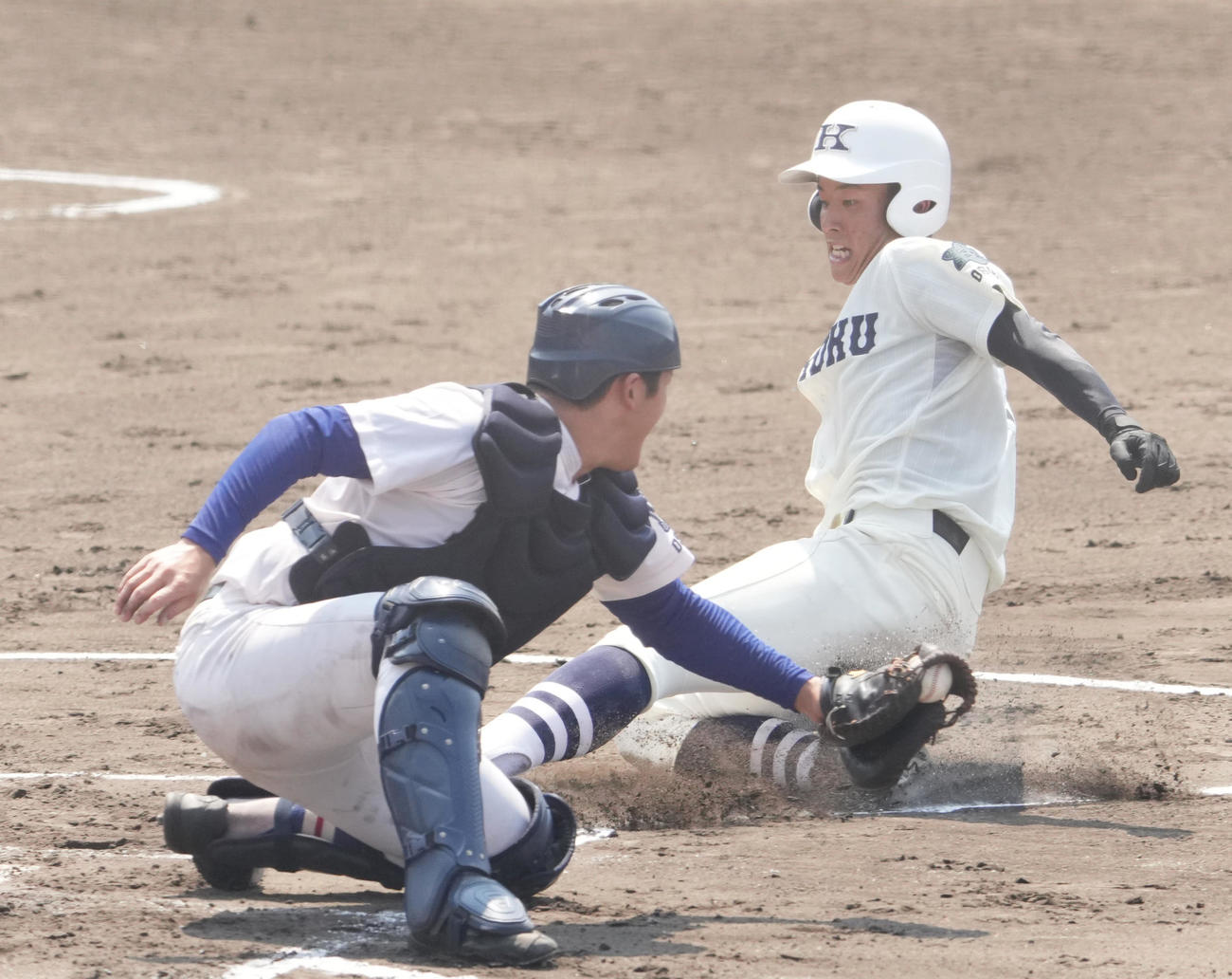 履正社対興国　1回裏興国1死一、三塁、池上巧馬の中犠飛で三塁走者中村莞爾が生還する（撮影・清水貴仁）