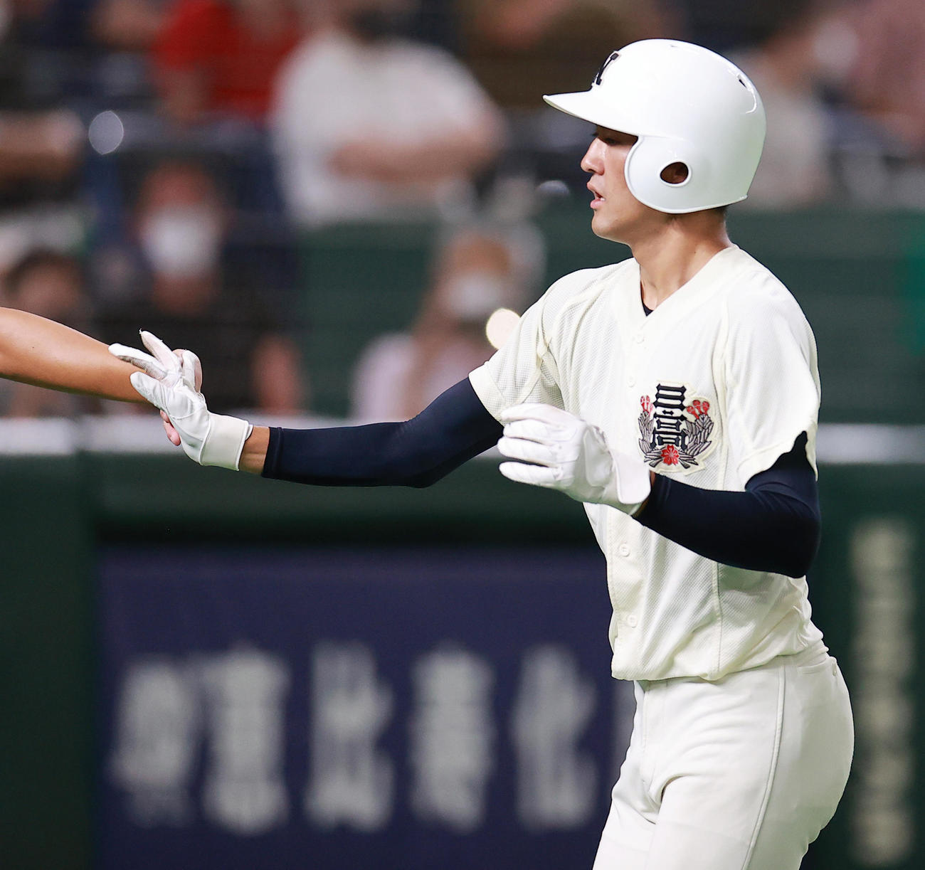 日大三対国学院久我山　2回表日大三2死、左越え先制本塁打を放ちベンチに迎えられる鎌田（撮影・野上伸悟）