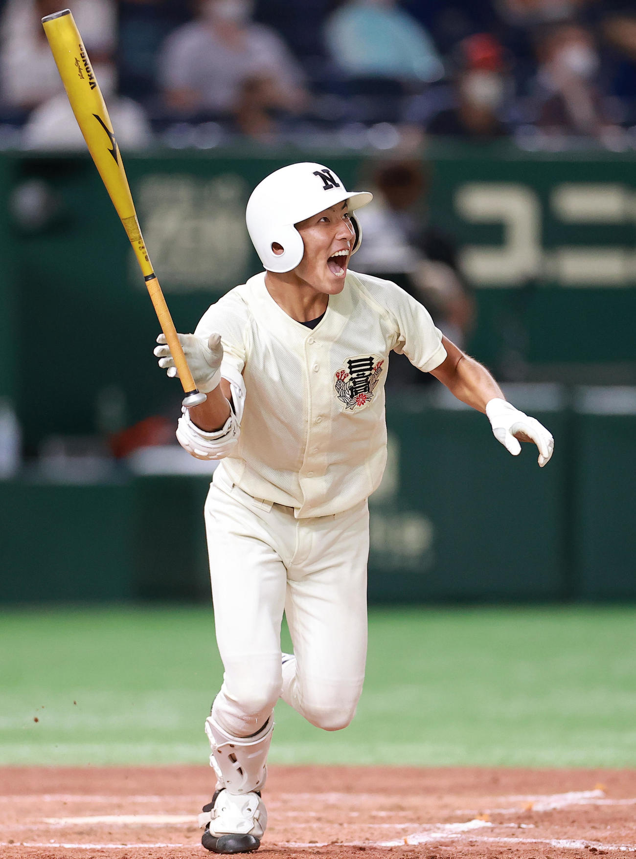 日大三対国学院久我山　3回表日大三1死、右越え本塁打を放ちほえる星（撮影・野上伸悟）