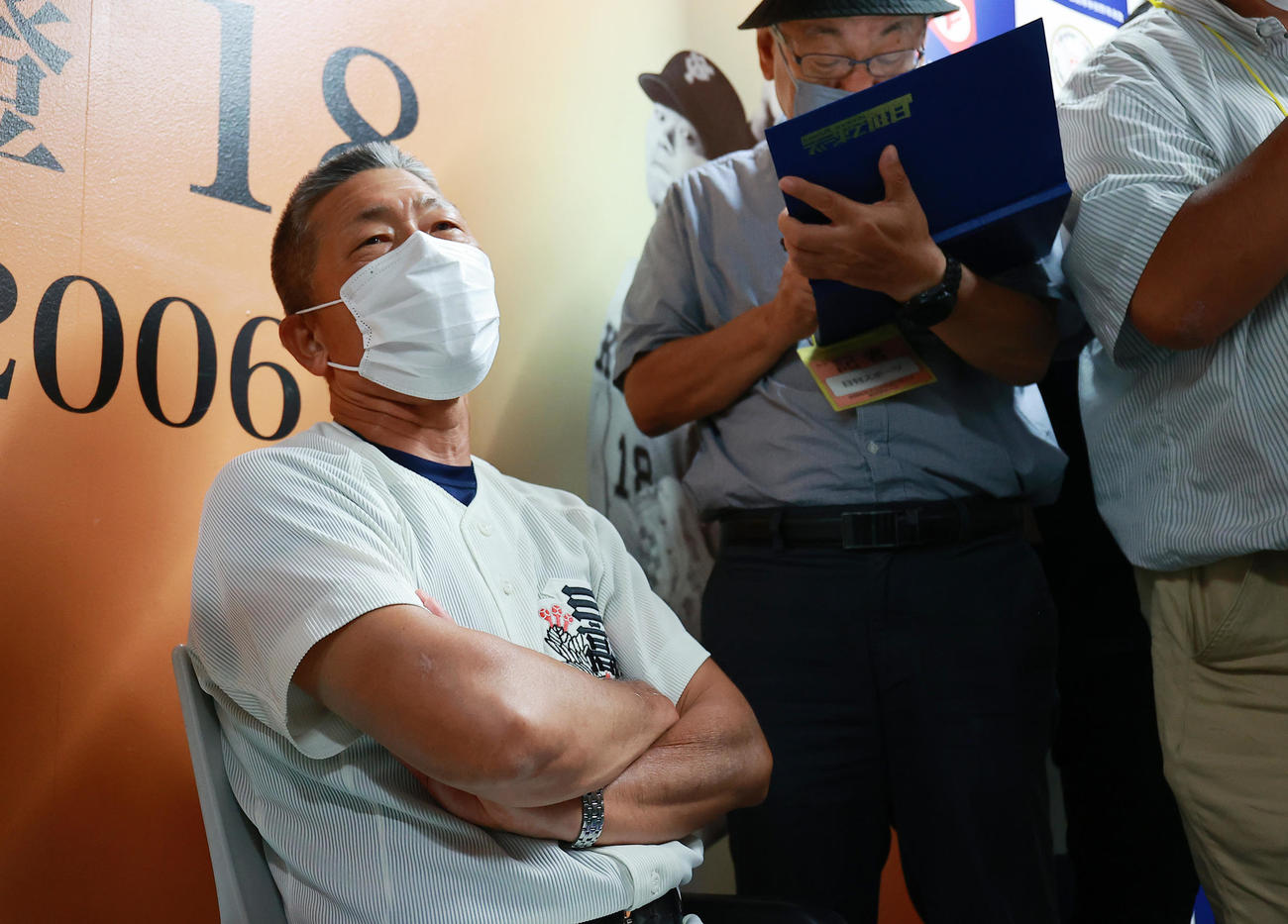 日大三対国学院久我山　試合後に取材対応する日大三・小倉監督（撮影・野上伸悟）