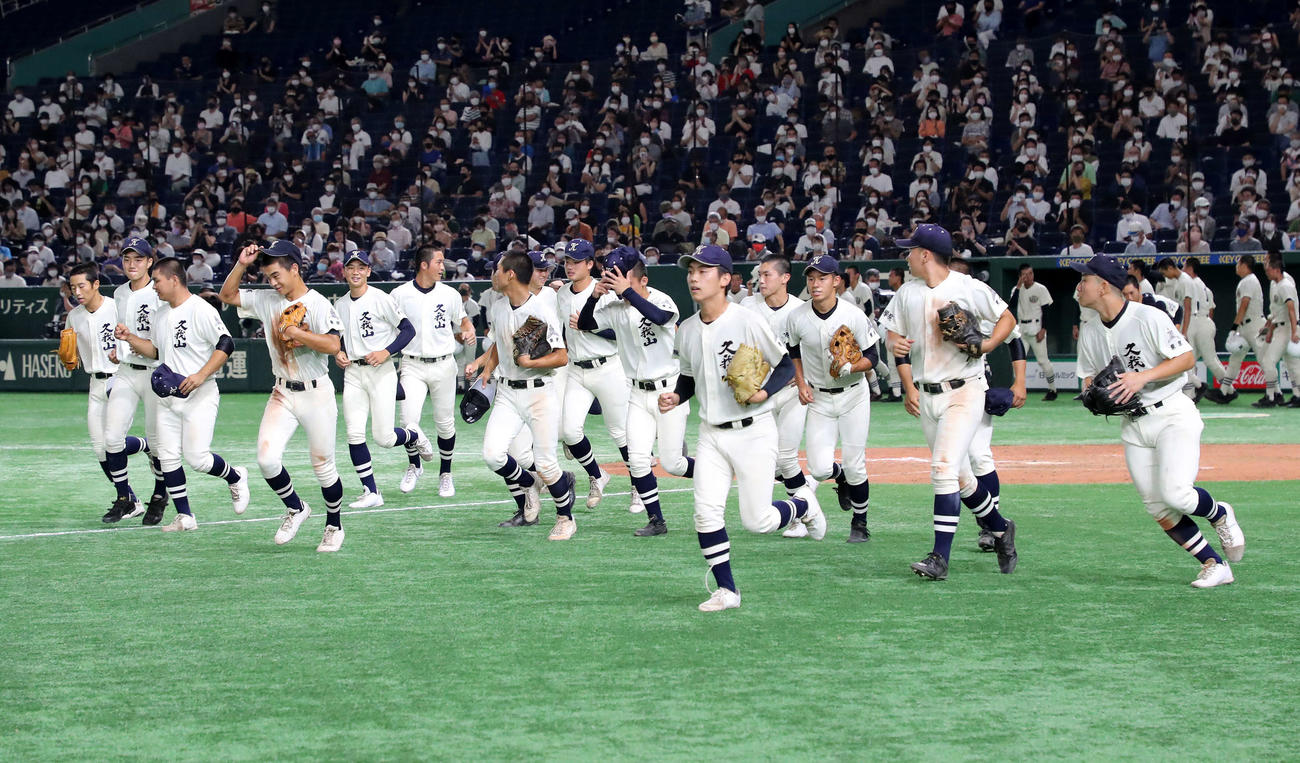 日大三対国学院久我山　勝利し応援席に向かう国学院久我山の選手たち（撮影・鈴木正人）