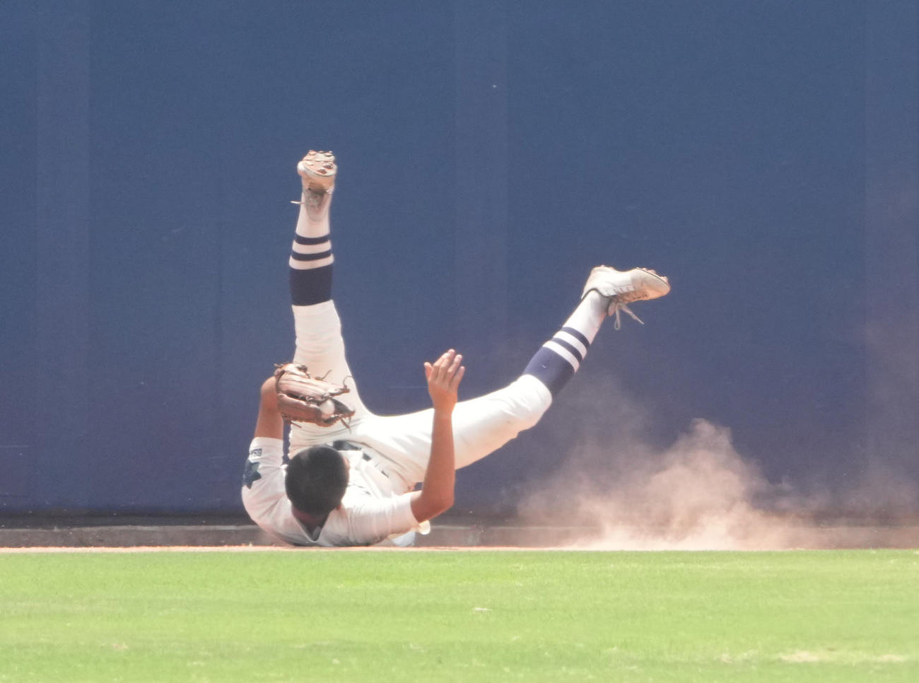 大阪大会準決勝　履正社対興国　7回表履正社2死満塁、片山幹人の打球をフェンスにぶつかりながらも好捕する興国・渡部颯左翼手（撮影・清水貴仁）