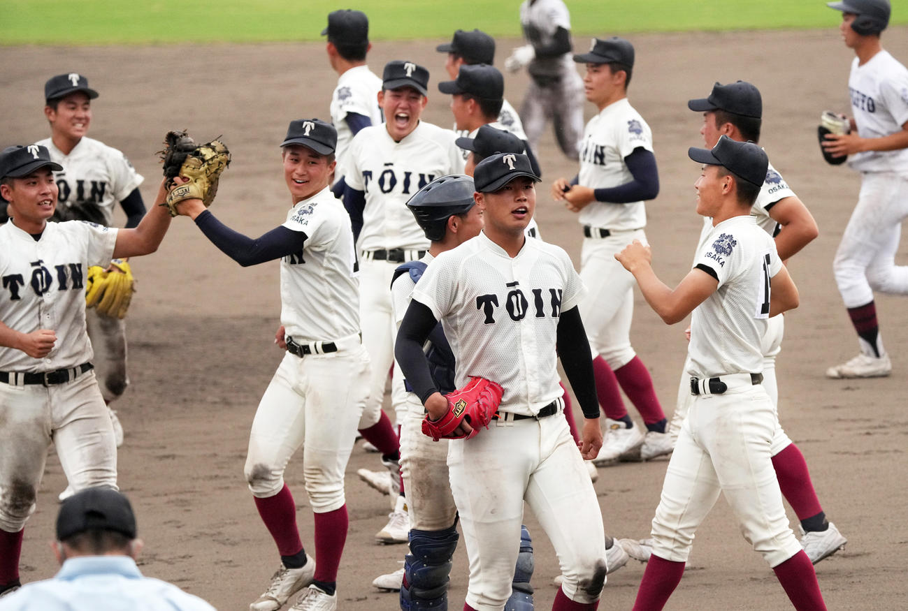タイブレーク14回、関大北陽の追い上げを振り切り笑顔をみせる大阪桐蔭ナイン（撮影・清水貴仁）