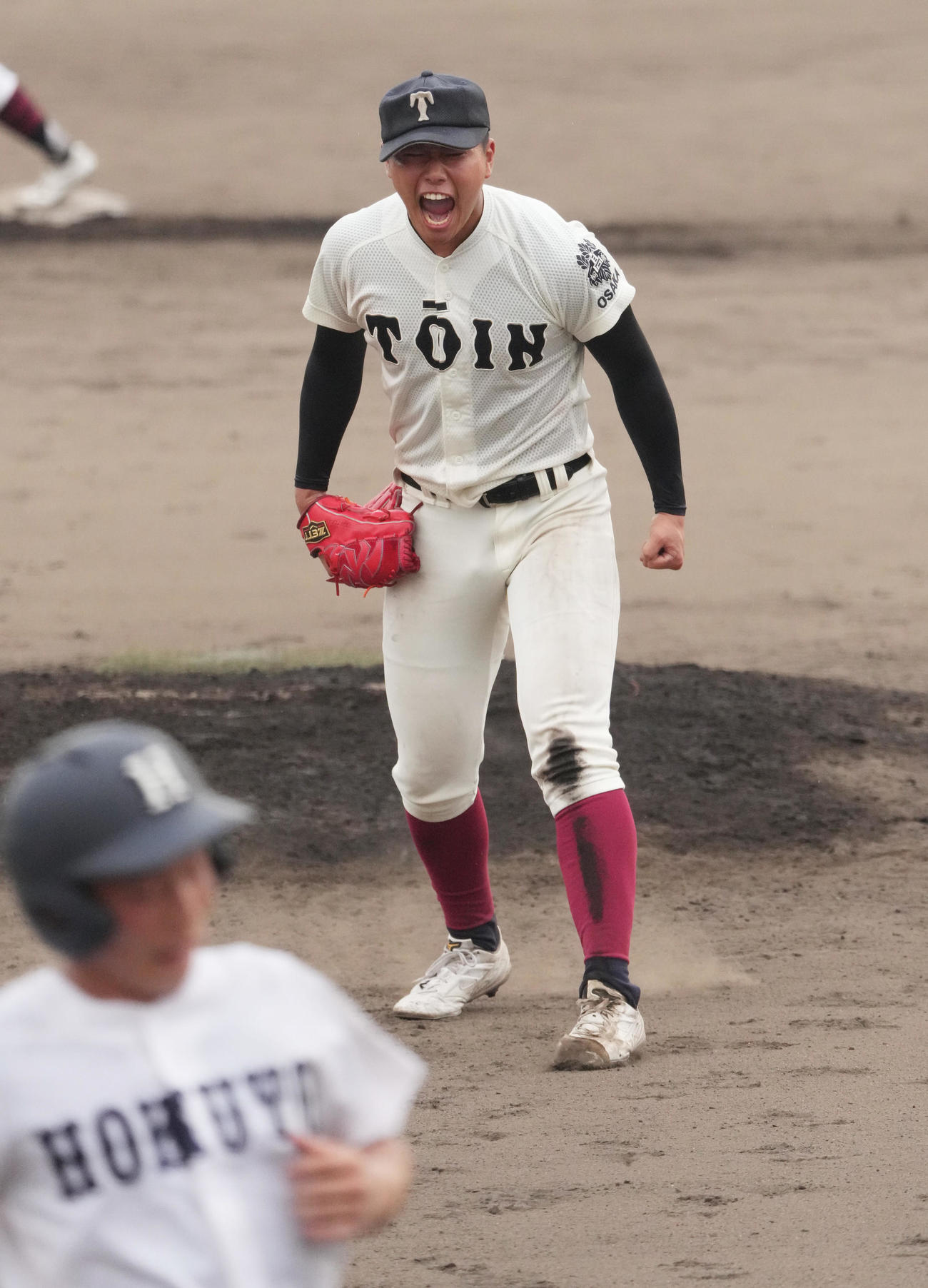 大阪大会準決勝　大阪桐蔭対関大北陽　タイブレーク14回、関大北陽の追い上げを振り切り、勝利に雄叫びをあげる大阪桐蔭・松浦慶斗投手（撮影・清水貴仁）