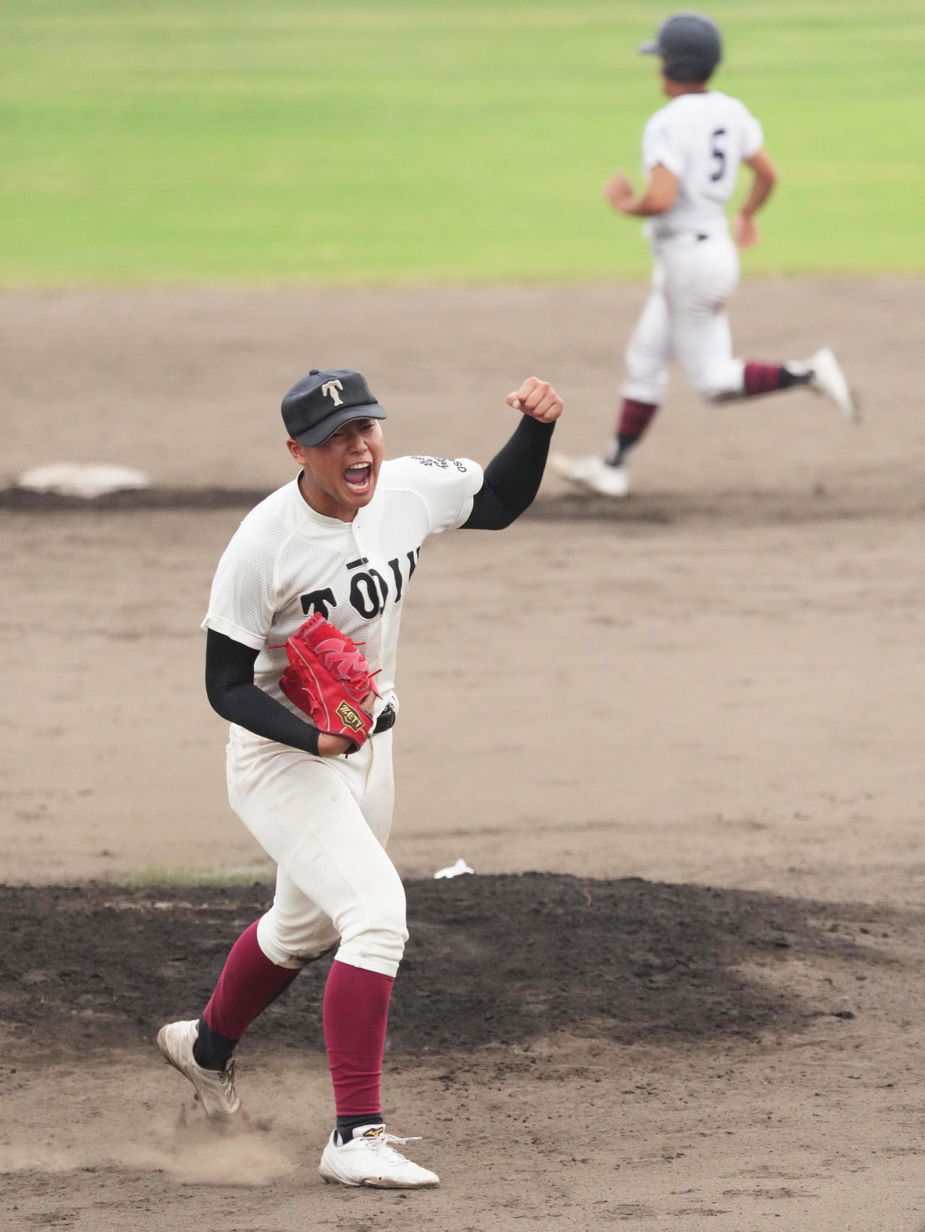 大阪大会準決勝　大阪桐蔭対関大北陽　タイブレーク14回、関大北陽の追い上げを振り切り、勝利に雄叫びをあげる大阪桐蔭・松浦慶斗投手（撮影・清水貴仁）