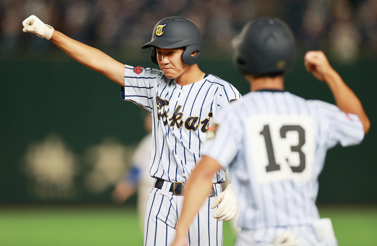 世田谷学園対東海大菅生　3回裏東海大菅生2死満塁、中前先制2点適時打を放ちガッツポーズで喜ぶ小池（撮影・野上伸悟）