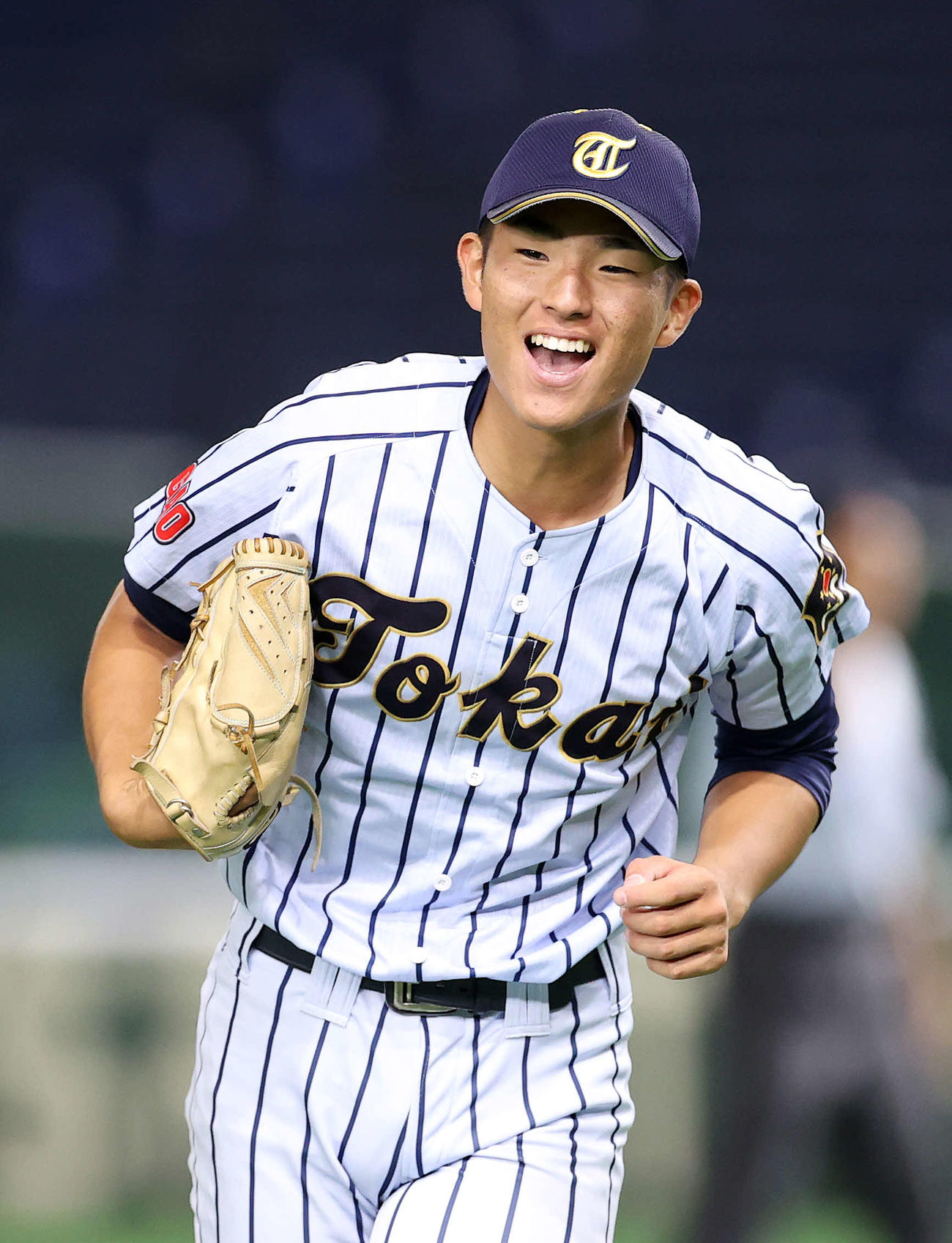6回表、世田谷学園の攻撃を抑え笑顔でベンチに引き揚げる東海大菅生・桜井（撮影・鈴木正人）
