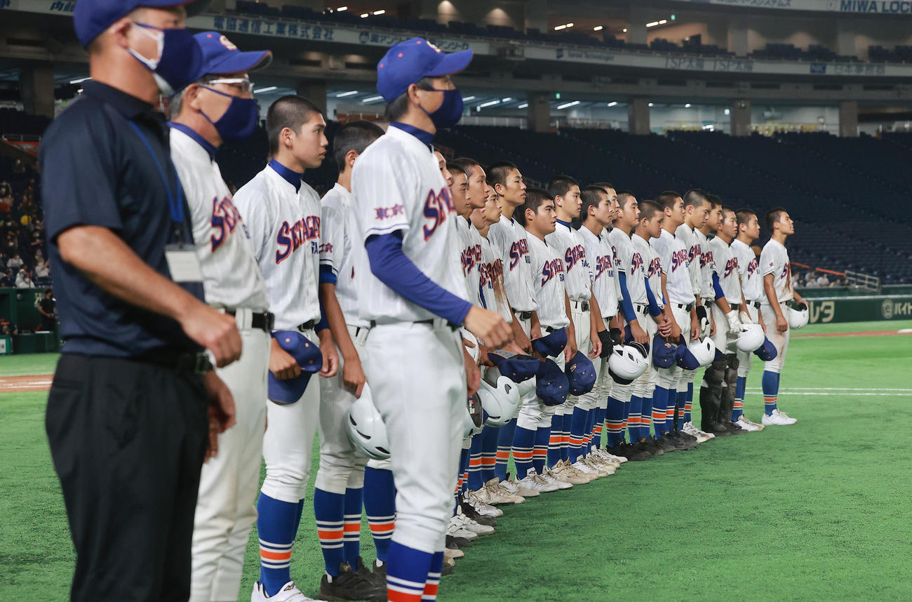 世田谷学園対東海大菅生　決勝進出を逃し応援席にあいさつする世田谷学園の選手たち（撮影・野上伸悟）