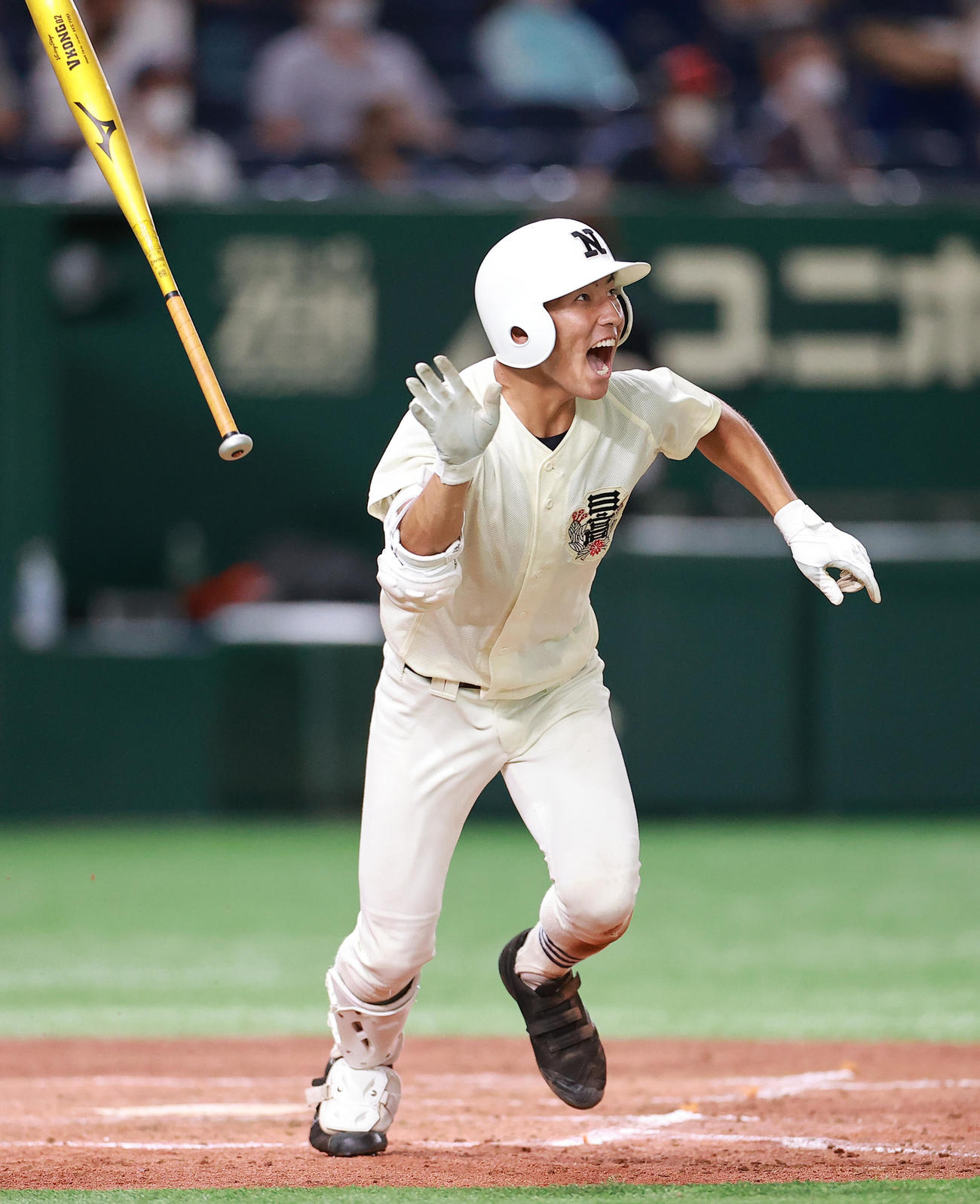 日大三対国学院久我山　3回表日大三1死、右越え本塁打を放ちほえる星（撮影・野上伸悟）