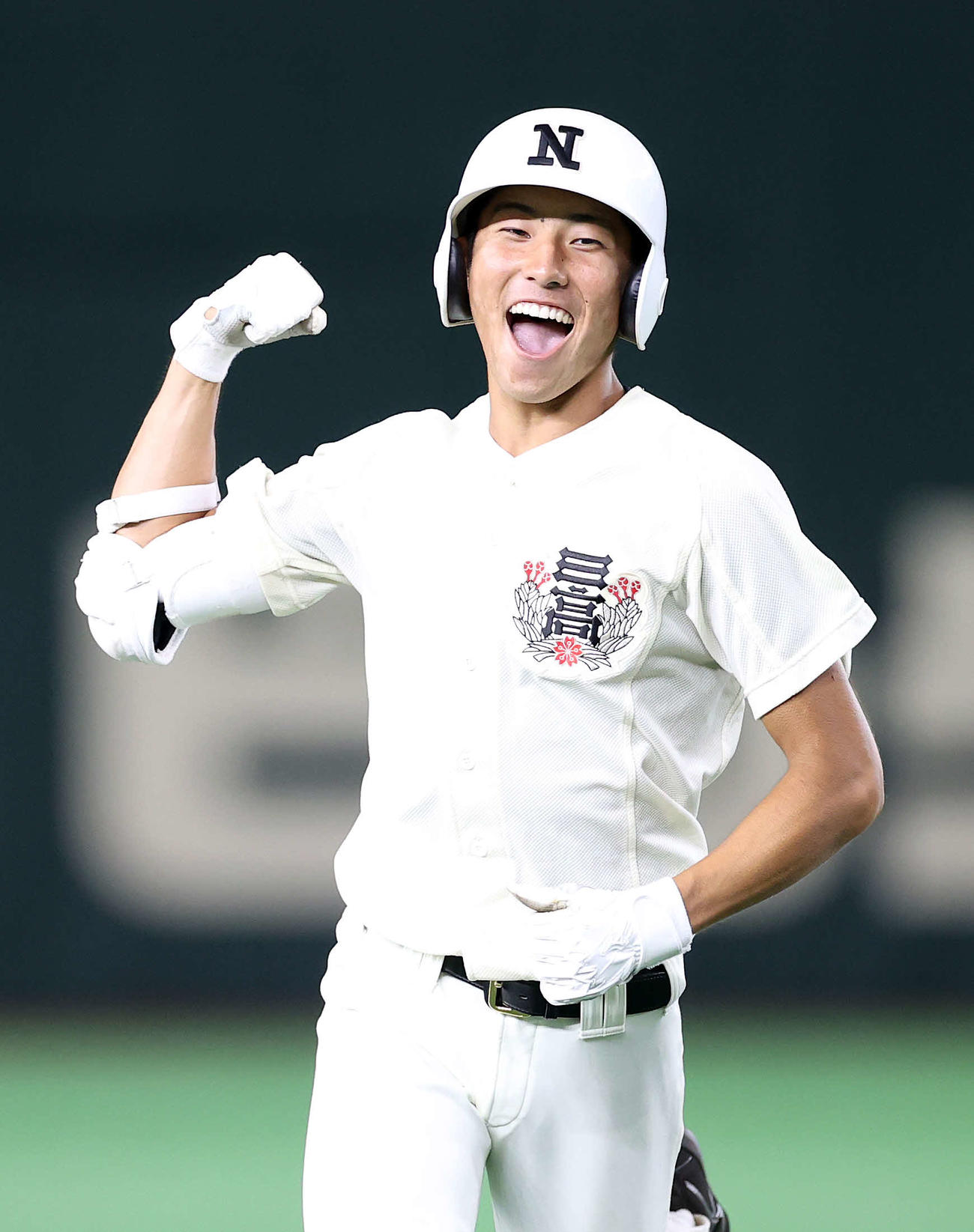 日大三対国学院久我山　3回表日大三1死、星は右越え本塁打を放ちガッツポーズ（撮影・鈴木正人）