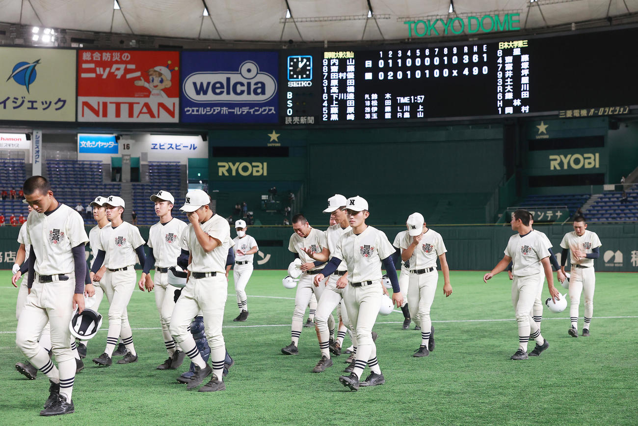 日大三対国学院久我山　決勝進出を逃し無念の表情で引き揚げる日大三の選手たち（撮影・野上伸悟）