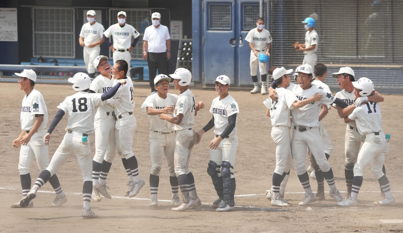 大阪大会準決勝　履正社対興国　14回裏興国1死満塁、中村莞爾のサヨナラ打にベンチを飛び出す興国ナイン（撮影・清水貴仁）