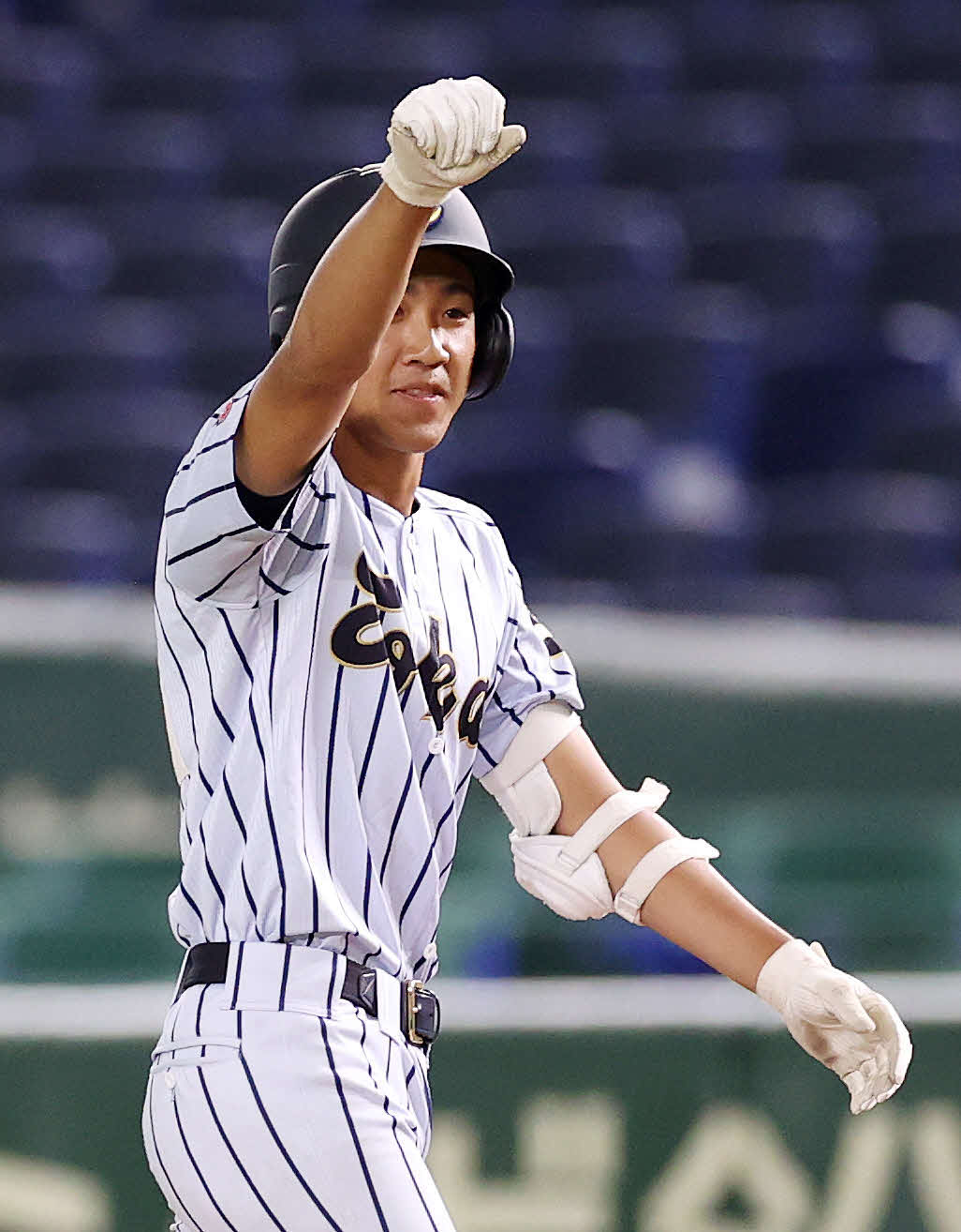 世田谷学園対東海大菅生　3回裏東海大菅生2死満塁、小池は中前適時打を放ちガッツポーズ（撮影・鈴木正人）