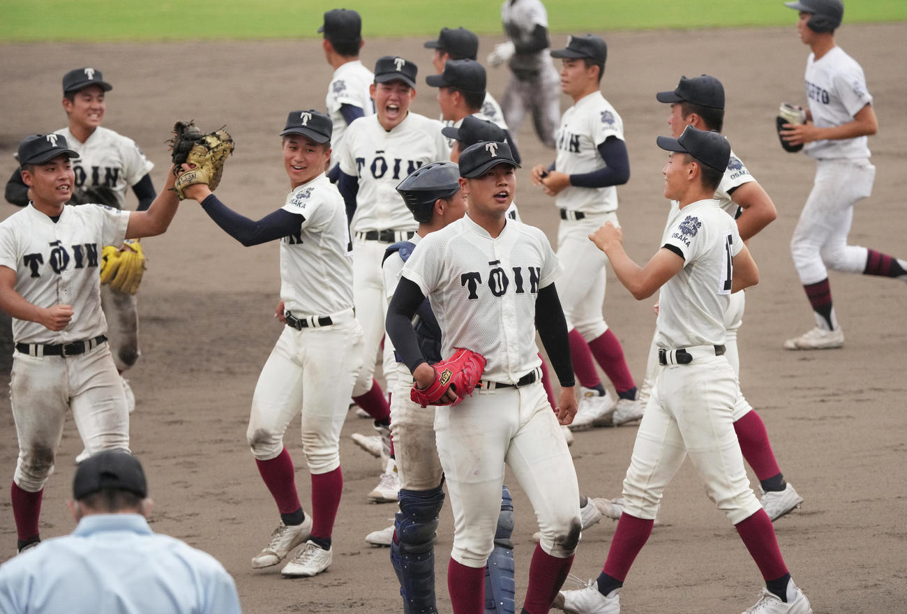 大阪桐蔭対関大北陽　タイブレーク14回、関大北陽の追い上げを振り切り笑顔をみせる大阪桐蔭ナイン（撮影・清水貴仁）