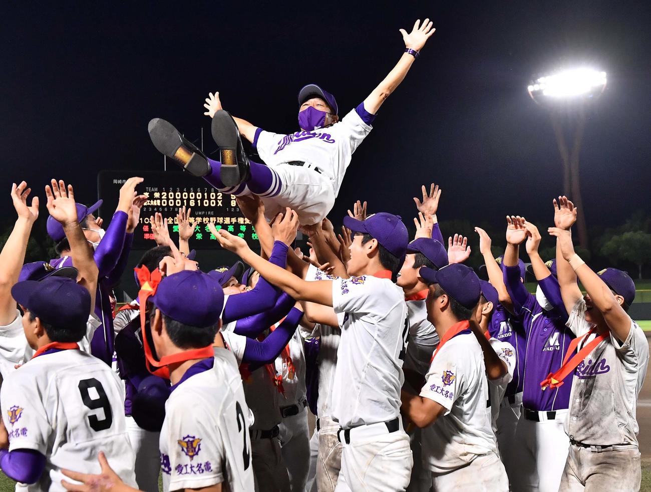 享栄対愛工大名電　愛知県大会を制しナインに胴上げされる愛工大名電・倉野監督（撮影・上田博志）