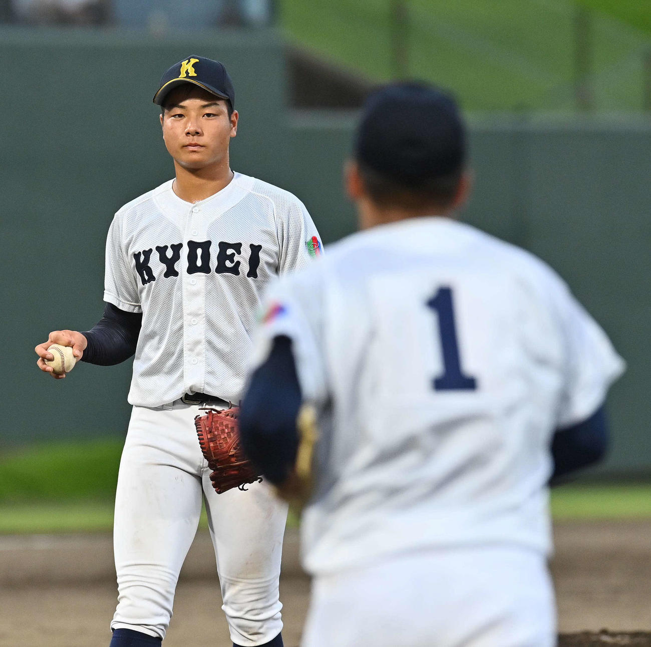 享栄対愛工大名電　5回途中でエース肥田優心（右）と交代する先発の竹山日向（撮影・上田博志）